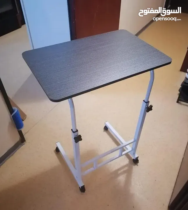 الطاولة الجانبية المتحركة – عملية وأنيقة   تصميم عصري يناسب أي زاوية بالبيت ويضيف لمسة مرتبة.