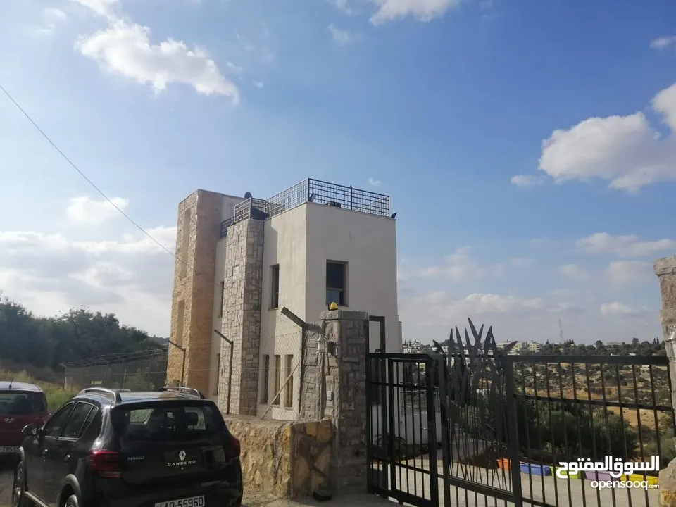 فيلا سكنيه بالسلط للبيع زي وادي الحمامرة واصل جميع الخدمات ومنطقة هادئة قريبة من الاسواق