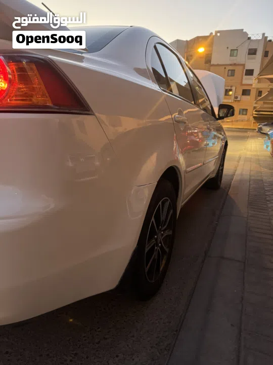 للبيع لنسر نظيف اللون ابيض ومن الداخل بيج