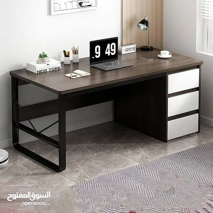 مكتب عصري فاخر يجمع بين الأناقة والعملية!  يتكونمن هيكل معدني أسود قوي يمنح المكتب ثبات وأناقة.
