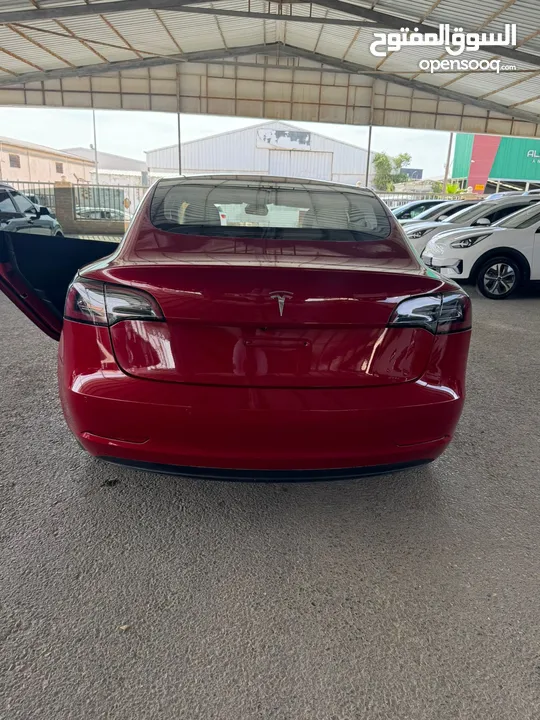 تسلا مودل 3 موديل 2020 لون خمري للبيع بسعر مغري