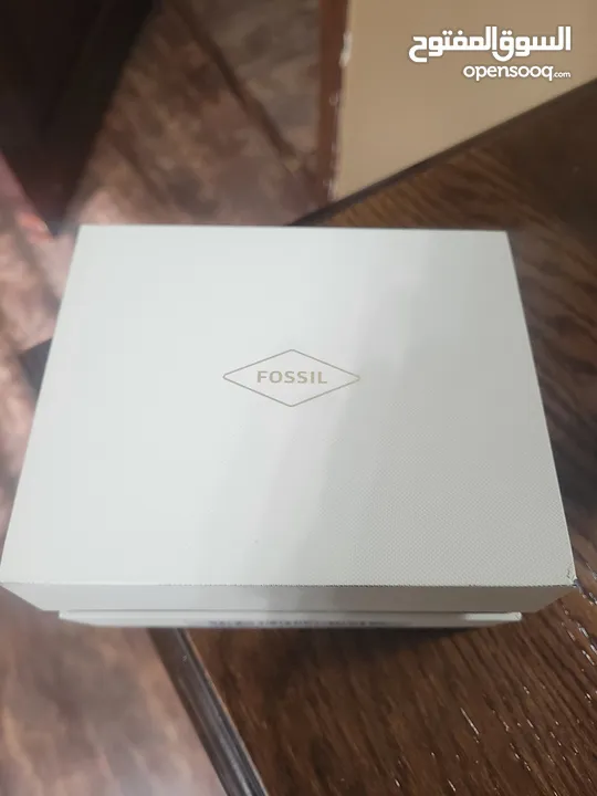 ساعه فوسيل راقيه شبه جديده مع أسواره بسعر مميز