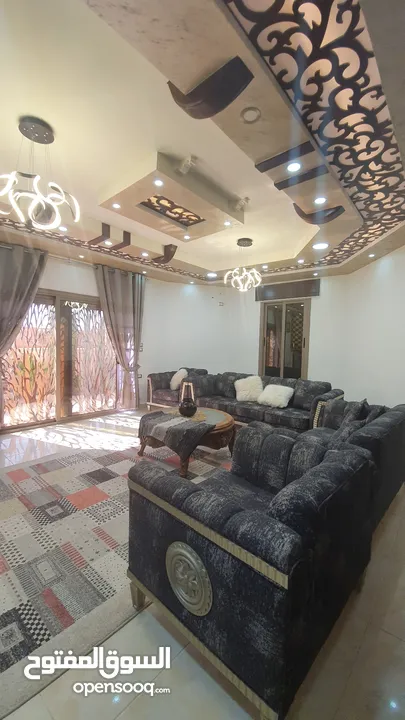 فيلا فاخرة  للبيع ..في ارقي منطقة الزرقاء الجديدة .. شارع المطاعم luxurious Villa for sale