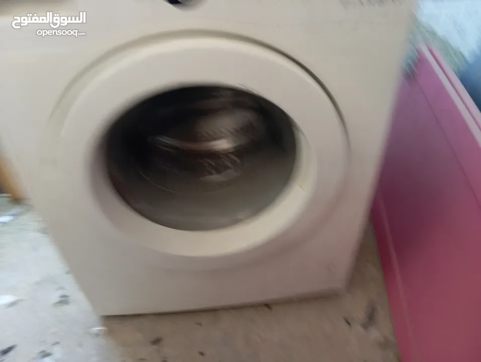 غساله اتوماتيك نوع سامسونج 7 كيلو فيها صدا خفيف على الجنب و قابل للتفاوض بشئ بسيط
