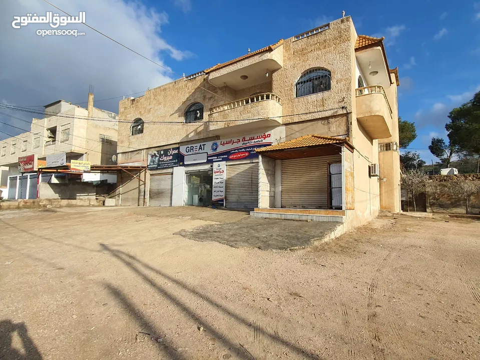 عمارة تجارية و سكنية  في جرش للبيع العمارة على شارعين    شارع رئيسي و شارع فرعي في منطقة حيوية