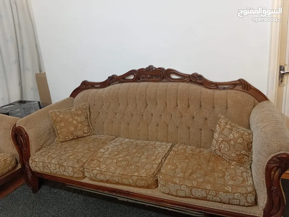 طقم كنب مستعمل بحالة جيدة للبيع بداعي السفر