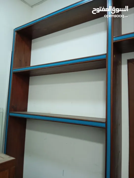 أثاث مكتبي بحالة ممتازة، مكتبة، كراسي، طاولات، مكاتب حائط، ريسبشين، رفوف،
