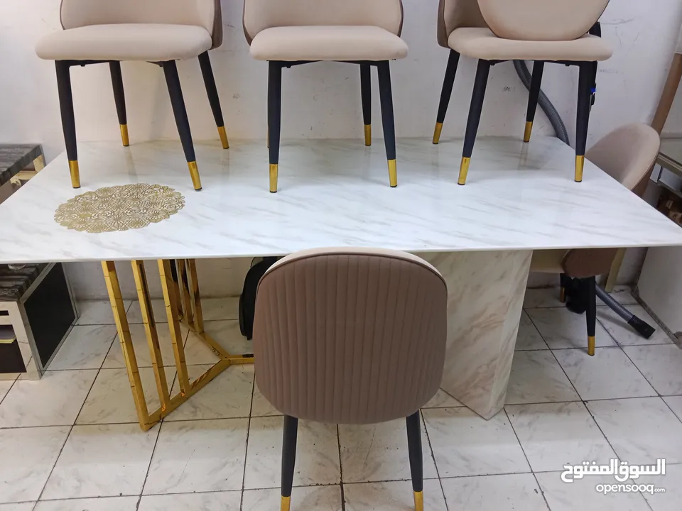 beautiful daining table with 6 chairs