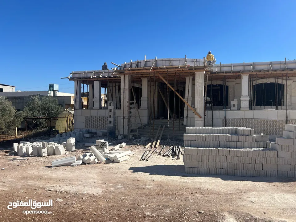 فيلا عظم 560م على قطعة أرض 1035متر على شارع البترا للبيع