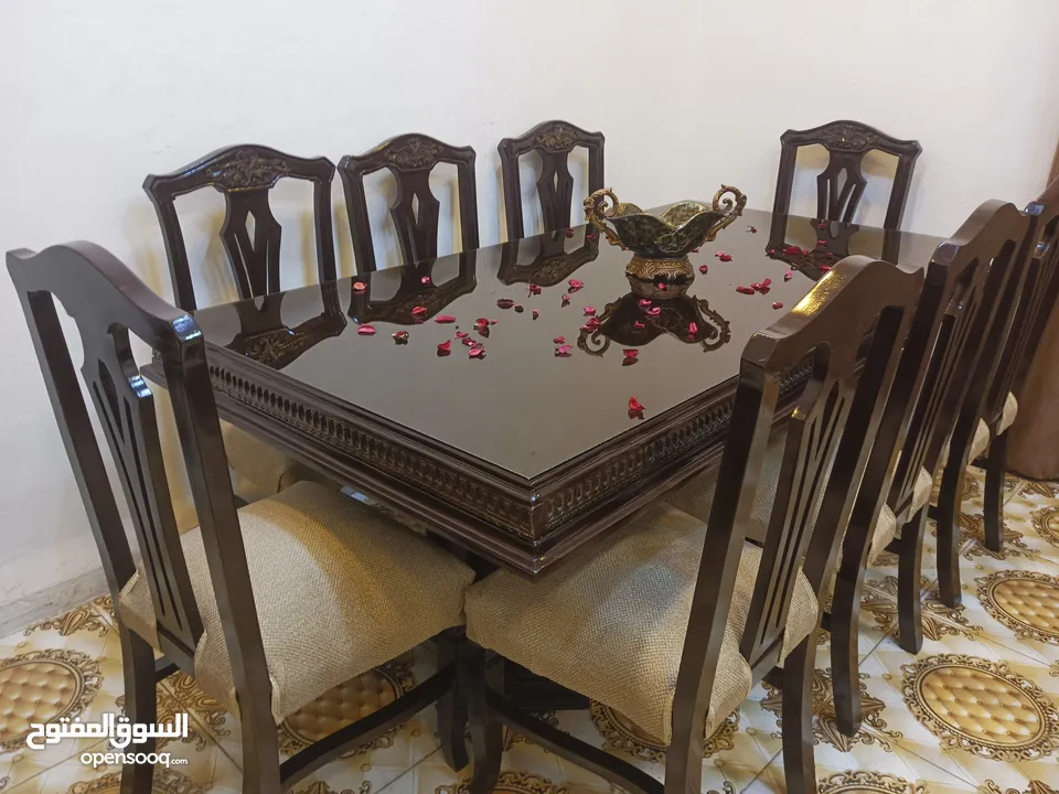 طاوله سفره 8مقاعد خشب زان وبلوط ثقيل مرتب وعلى الوجه زجاج برونز سميك