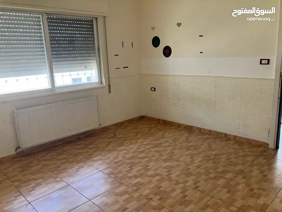 شقة فارغة - دير غبار - 3نوم 1ماستر - 200م - بلكونتين بإطلالــــه مميزة - قرب الخدمات - موقع هادئ