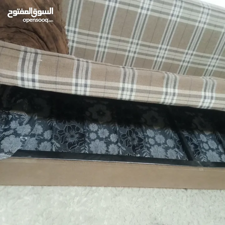 صوفا تفصيل حديد ثقيل عدد 2 وقابله للفتح كاتخت والجلوس واسعه لتخزين بحاله جيده والسعر حرق من الاخر