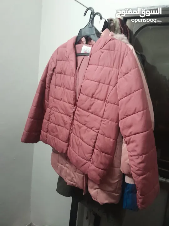 ملابس نسائية مستعملة وموجود عدة ماركات وعدة احجام