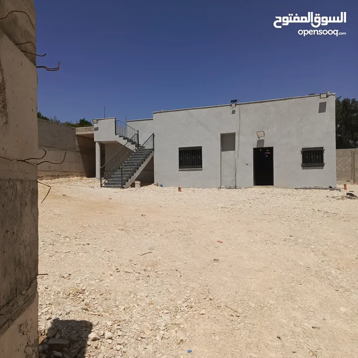 للبيع في عابود شاليه مساحة واسعة
