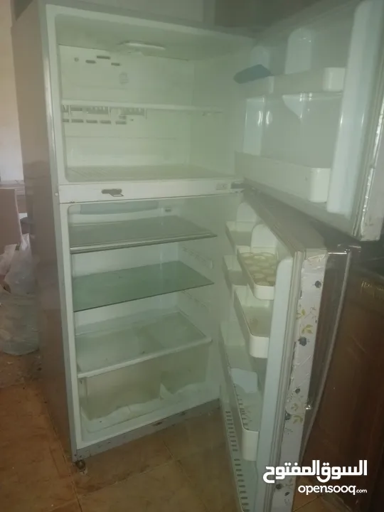 سرير حديد مجوز مع الفرشه وثلاجه دايو كبيره