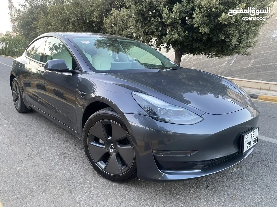 Tesla Model 3  موديل 2023 جمرك جديد  فحص أوتوسكور B+ بدفعة لا تقل عن 10 الاف دينار