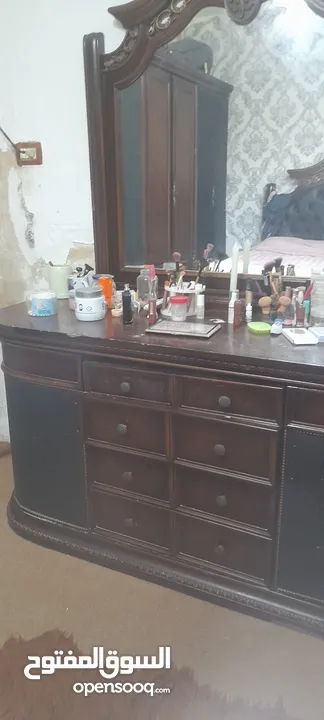 غرفه نوم مستعمله بحاله جيده تخت وبيرو وملحق وروسيتين وخزانه بدها شويه تزبيط الجوارير فقط