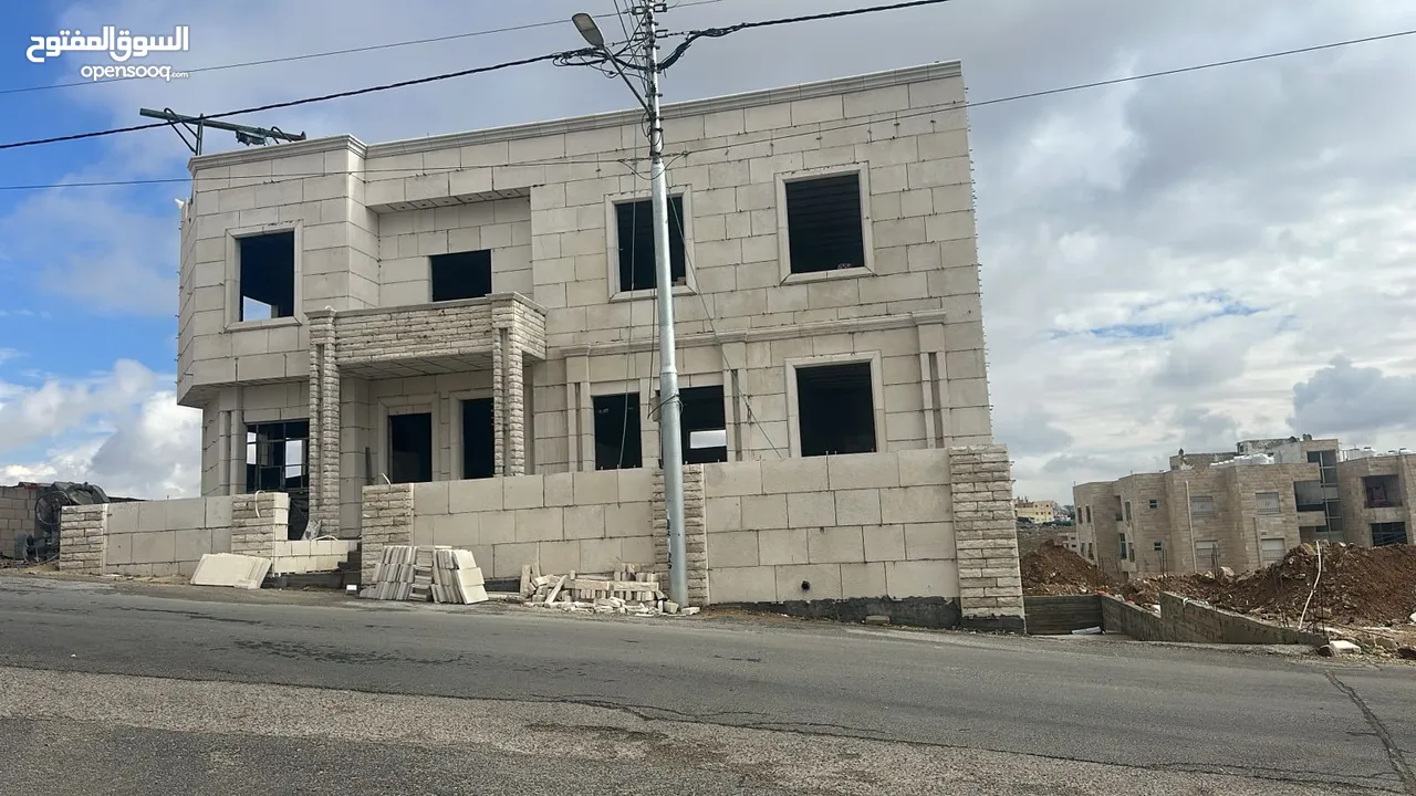 بيت بدون تشطيب