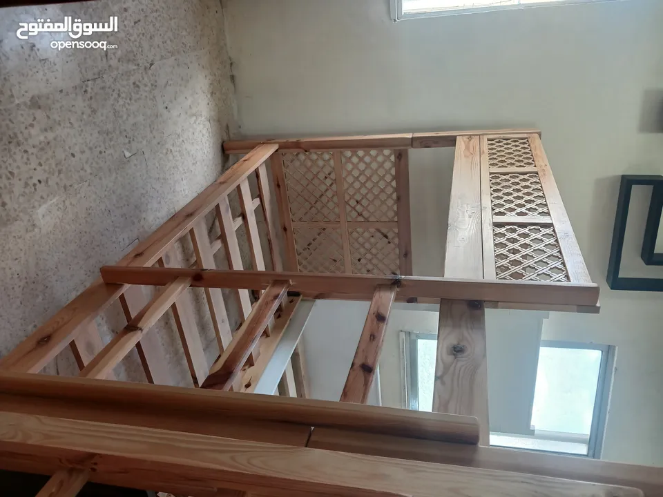 تخوت طابقين مع تخت اضافي من الأسفل مع درج وجوارير وارفف من وسط التخت سرير شبابي وأسرة سرير