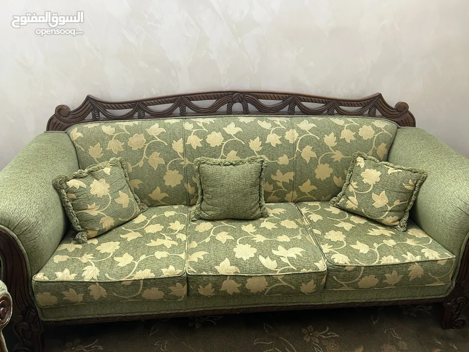طقم كنب ضيوف مقاعد عدد 9 بحاله ممتازه مع طقم طاولات