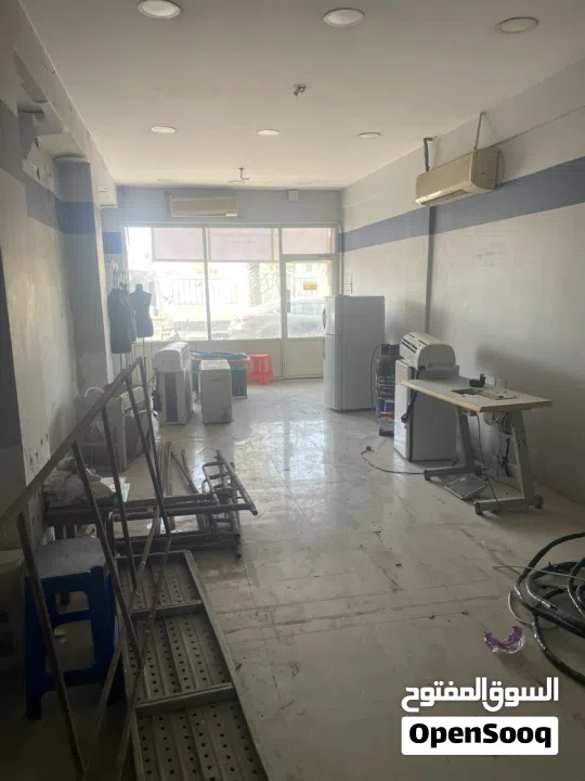 Shop For Rent in Jidhafs Maine Rood no 14  دكان للايجار في جدحفص على الشارع العام 14 في موقع مفتوح