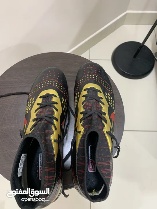 حذاء نايك اسود مطلي بالذهبي والاحمر مقاس 42