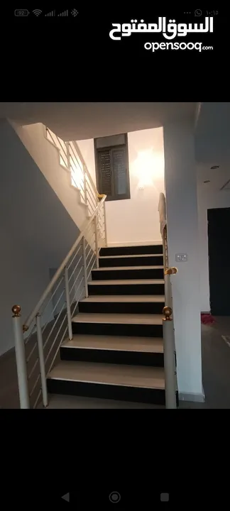 بيت جديد غير مسكون مكون من ثلاث طوابق في المزرعه الغربية بالقرب من شركة النزيه للبلاط منطقه هادئه