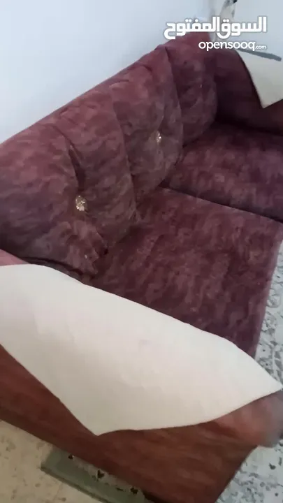 طقم كنب مستعمل سبع مقاعد مع طاولات