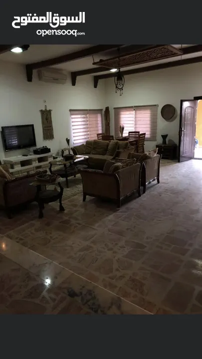 مزرعة في جرش فاخرة للبيع مع اطلالات جميلة جداً و بيت مفروش و مطبخ مجهز من جميع الجهات (مجهز بالكامل)