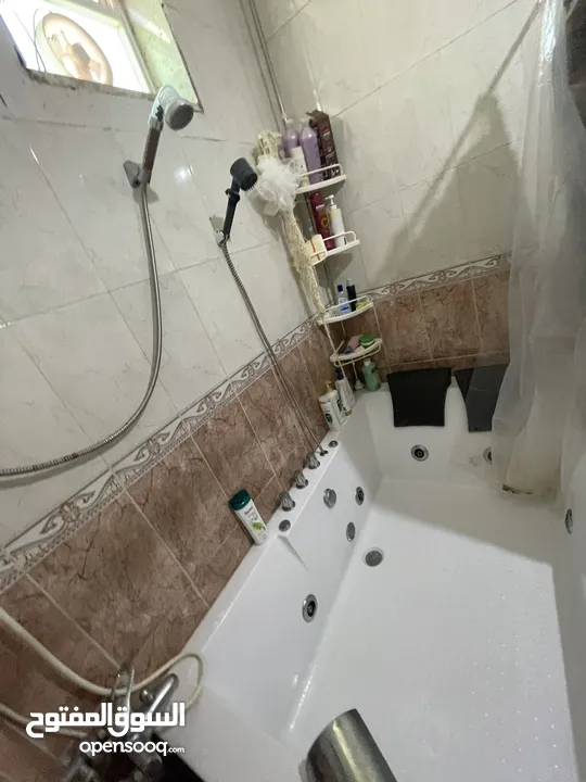 جاكوزي للبيع 230 قابل للتفاوض مستعمل بسيط