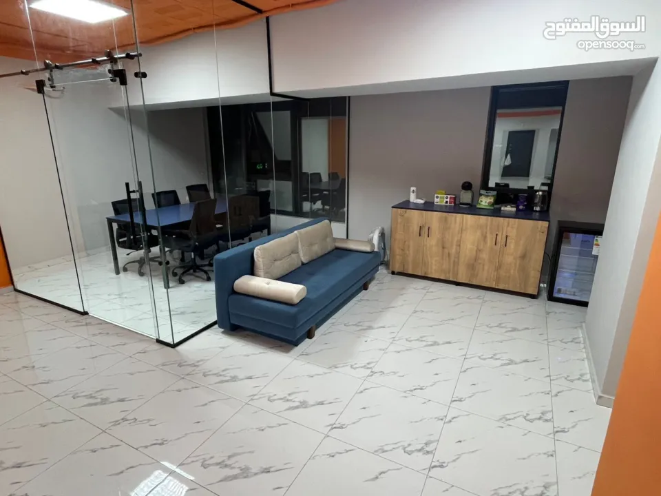 مكتب تشطيب سوبر مفروش مع الاثاث منطقه. حيويه اطلاله. وسط رفيديا واصل الماء والكهر،باء تسليم فوري