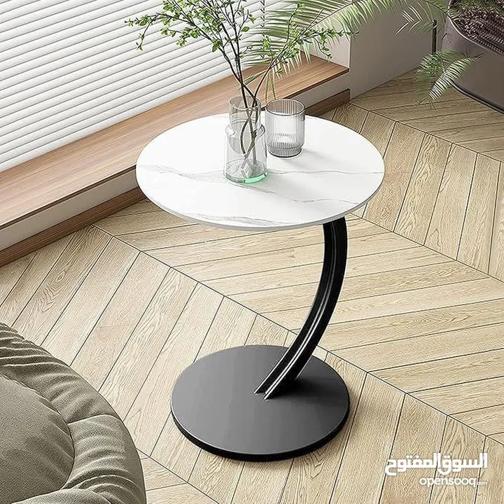 طاولة جانبية مستديرة على شكل حرف C، الحل المثالي لكل مكان! رح تغنيكي عن السكملي التقليدية.