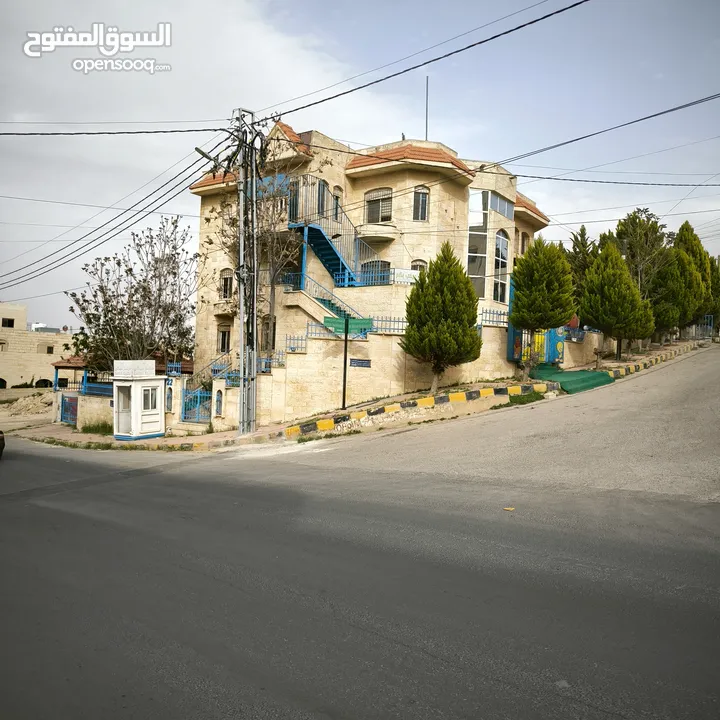 فيلا فخمة ثلاث طوابق للايجار او الاستثمار في شفابدران