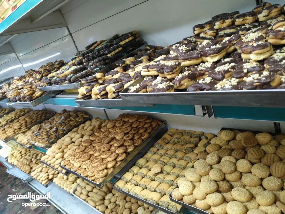 محل حلويات للبيع في وسط البلد