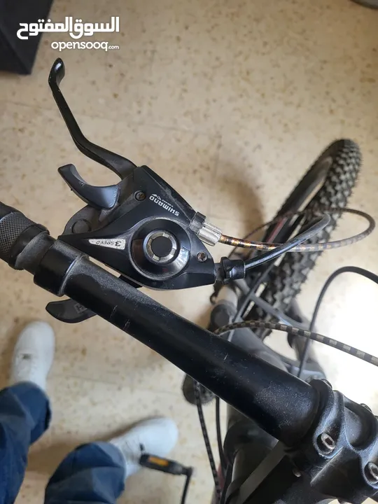 بسكليت (دراجه هوائيه) جنط 26 جبلي استعمال خفيف جدا مع هديه سكيت بورد صغير غير مستعمل ابدا