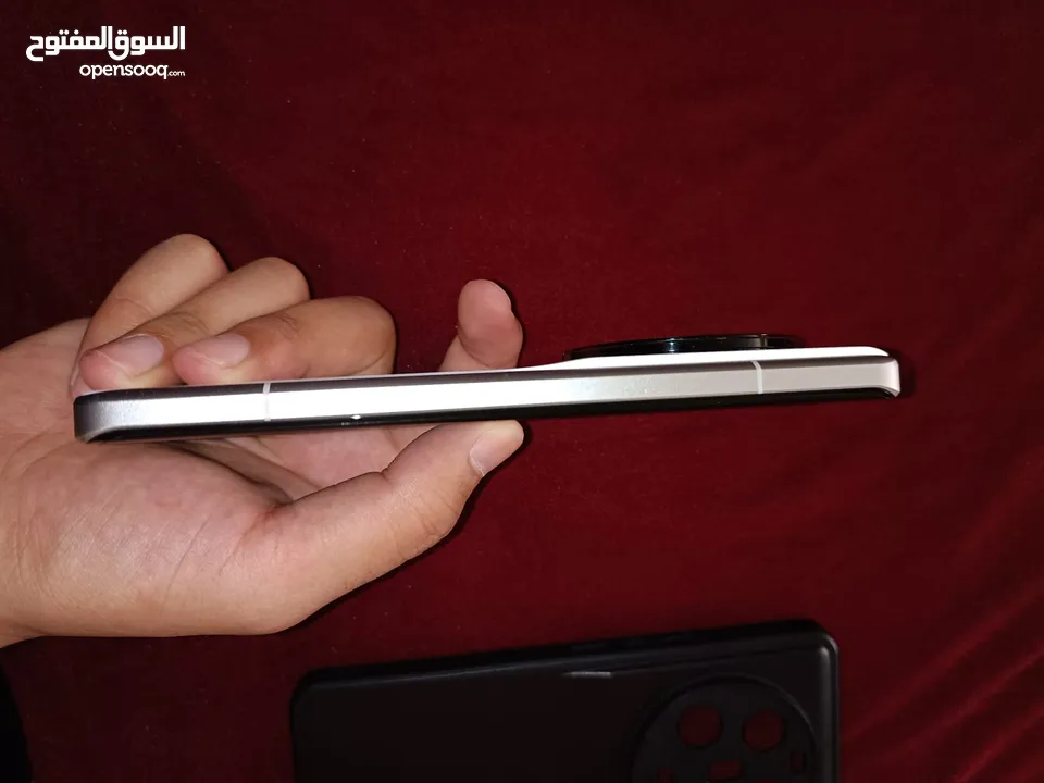 شاومي 13 ultra وكاله ولا شخط معاه كامل الاغراض والكرتونه  للبيع او للبدل