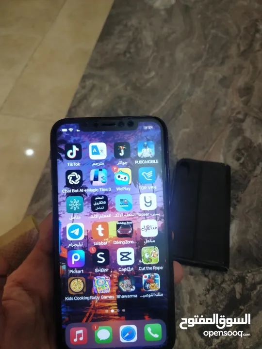 هاتف ايفون X نظيف جدا استعمال شهرين  مش مغير اشي.  بطاريه 99. غير قابل للبدل   اقرا الوصف
