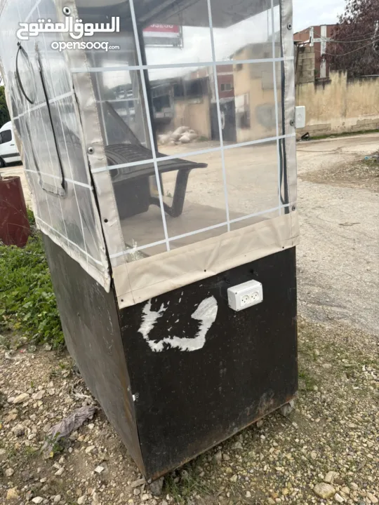 بسطة حديد مرتبة ومسكرة من 3 جهات طول 120 عرض 80 معها عدة غاز 3 عيون وسخان كهرباء كهرباء وبريق 10 لتر