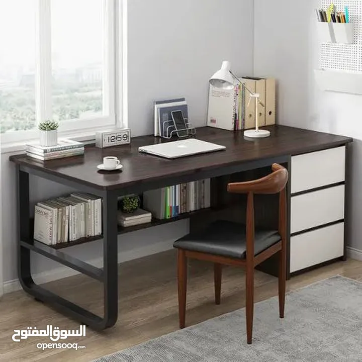مكتب فاخر بتصميم عصري انيق  سطح خشبي متين داكن فاخر يعطي لمسة فخامة  هيكل معدني اسود قوي  3 ادراج