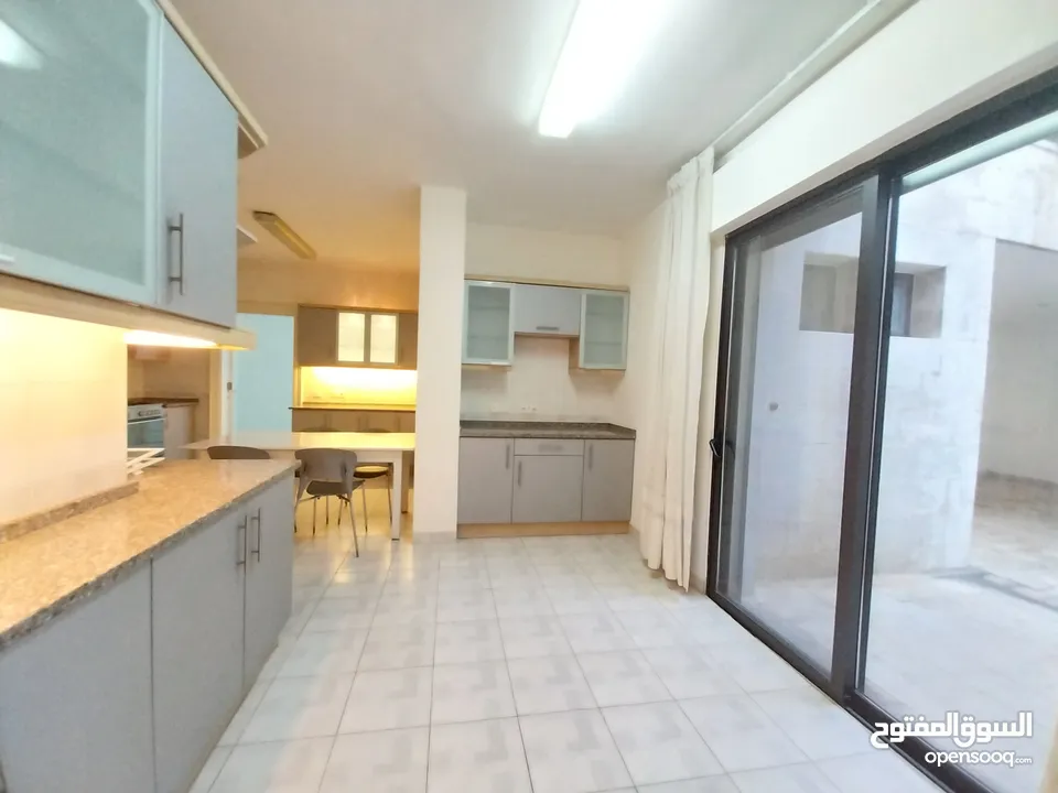 شقة شبه مفروشة للإيجار 250م2 ( Property 19136 )-175089600