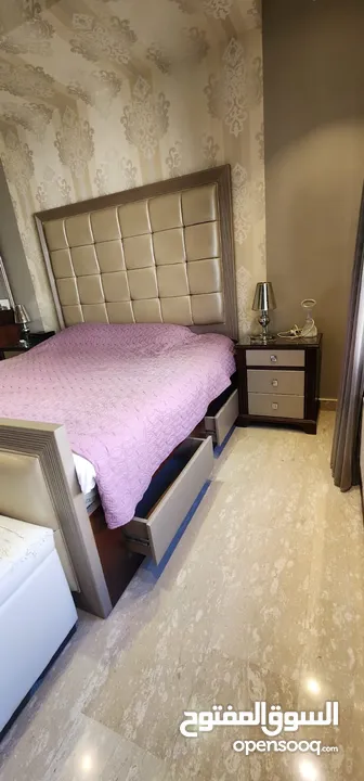 غرفة نوم خشب زان مع جلد وفرشة الريم الطبية 2م×2م و كمودينات اثنان مع تواليت تسريحة