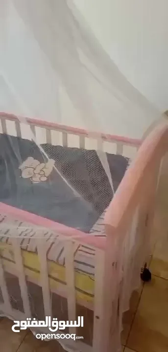 تخت بيبي خشب  بفتح من جهة الام