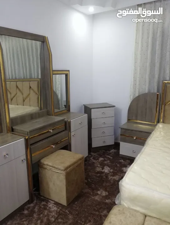 أثاث نظيف ( غرفة نوم ، غرفة جلوس ، غرفة ضيوف مع سفره ) شبه جديد