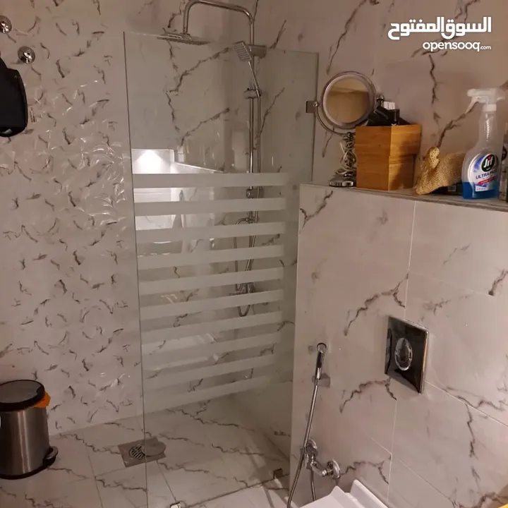 زجاج سكريت ومرايات وأبواب زجاج وطاولات الطعام