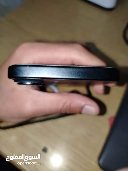 لون اسود iphone 16