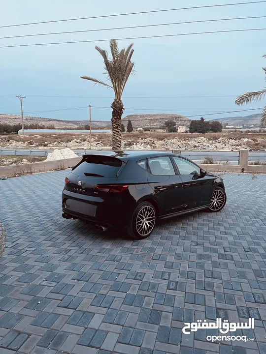 Seat leon بالكراتين
