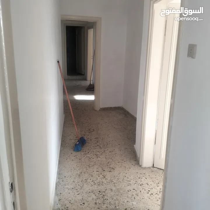 منزل للبيع طابق ثاني على شارع رئيسي في ايدون على إشارة ايدون