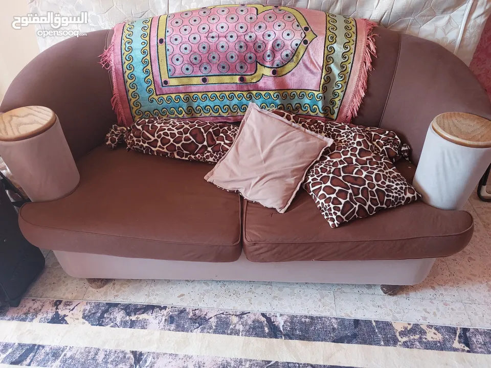 طقم كنب خشب ممتاز لا يوجد فيه كنبه تعبانه