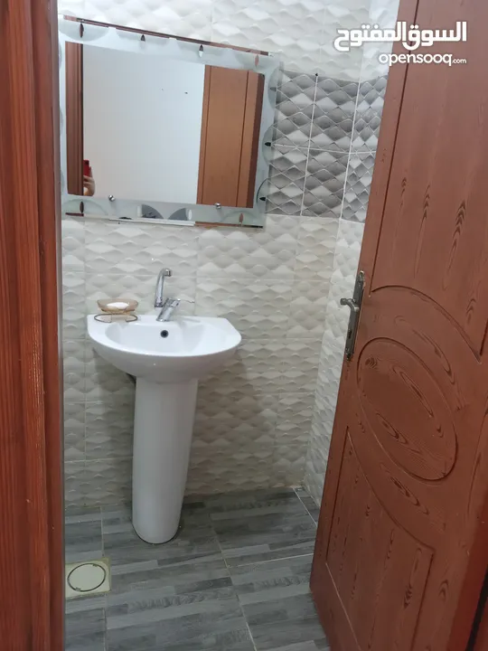 شقة سكنية للبيع في سحاب طابق ثاني مدخلين للشقة  قرب الجامع ابو بكر الصديق الحي الغربي