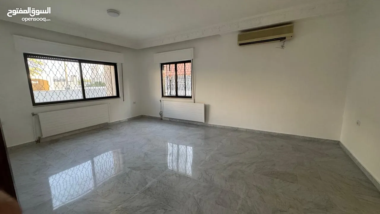 Well-Maintained Villa in Umm Al Summaq / فيلا بحالة ممتازة في أم السماق